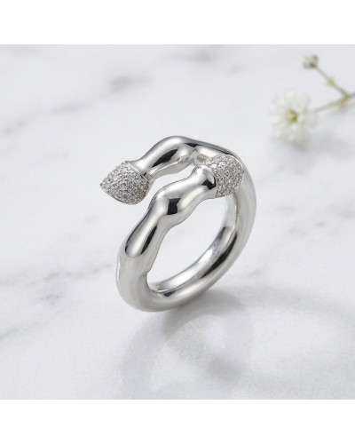 Bague féminine en argent rhodié, design sinuose avec deux extrémités incurvées pavées de oxydes blancs.