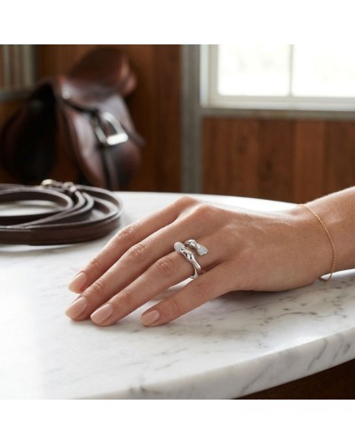 Bague PIAFFER femme en argent rhodié sertie de 42 oxydes blancs portée sur le dessus de la main, with bracelet et ceinture en ar