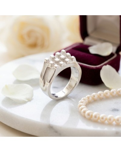 Alliance GAUFFRE femme en or : bague argentée formant une pile géométrique, présentée près d’un coffret velours et perles.
