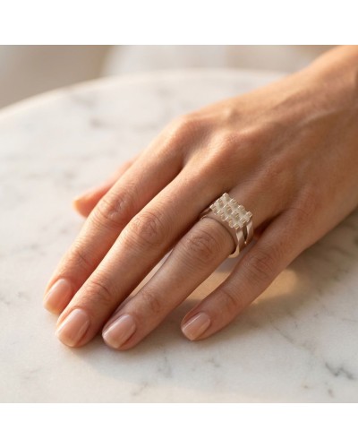 Alliance féminine en or avec motif géométrique sur doigt féminin, prise de vue en gros plan sur bague. Alliance GAUFFRE femme en