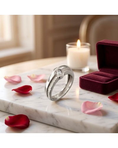 Alliance STRASKY/HTUCH en or sertie d’un diamant posée sur une table en marbre, entourée de pétales et d’une boîte à bijoux roug