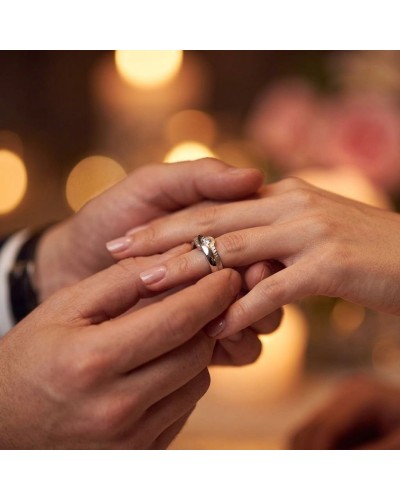 Alliance STRASKY/HTUCH en or sertie d'un diamant, bague being exchanged during wedding moment.