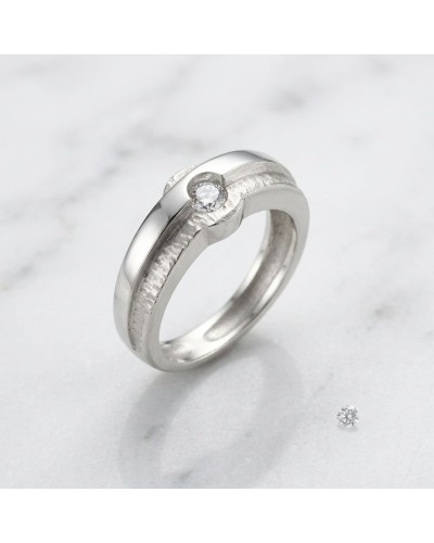 Alliance en métal argenté avec diamant serti et détail texturé, présentation isolée sur marbre - Alliance STRASKY/HTUCH en or se