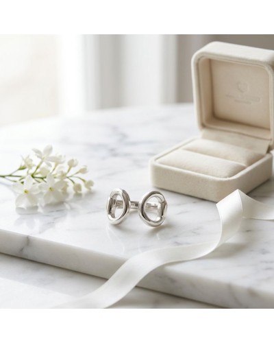 Bague MORS femme en argent rhodié: stud earrings sur marbre près d’une boîte à jewelery et fleurs blanches, ambiance élégante.
