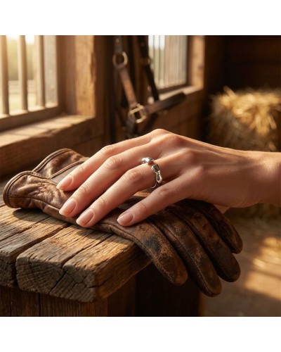 Bagues TROT femme en argent rhodié sur une main posée sur un gant en cuir dans une ambiance campagne.