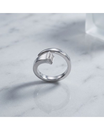 Bague CLOU homme en argent rhodié avec 20 oxydes blancs sertie, vue rapprochée sur marbre.