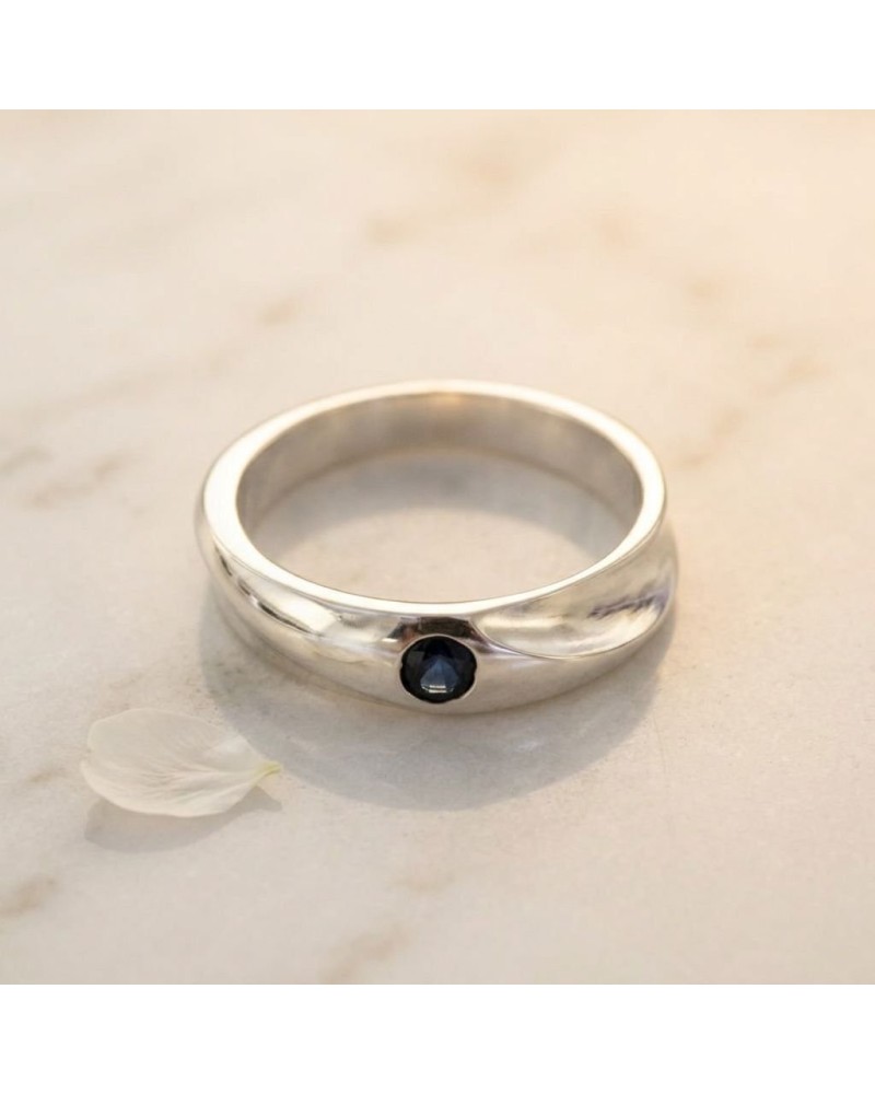 Alliance SOLITAIRE VRILLE pour femme en or sertie d'un saphir bleu synthétique, anneau argenté posé sur surface claire with smal