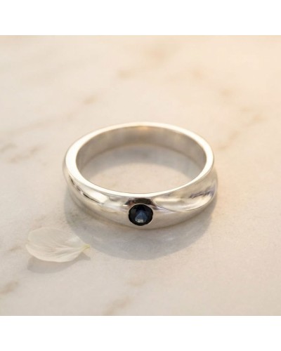Alliance SOLITAIRE VRILLE pour femme en or sertie d'un saphir bleu synthétique, anneau argenté posé sur surface claire with smal