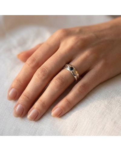Alliance SOLITAIRE VRILLE pour femme en or sertie d'un saphir bleu synthétique sur doigt nude, élégant et minimaliste.