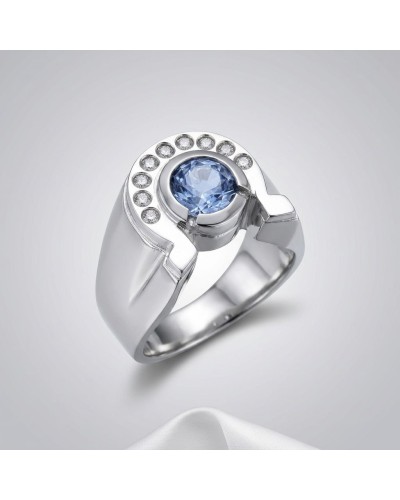 Chevalière en argent rhodié avec saphir synthétique bleu central entouré de neuf oxydes blancs, design moderne et élégant.