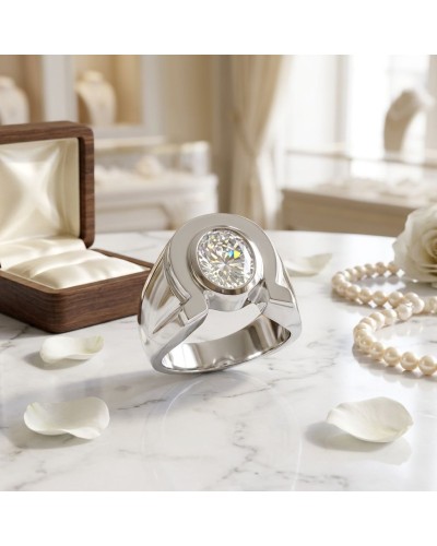 Chevalière en argent rhodié féminine avec oxyde blanc central rond, entourée de perles et boîte à bijoux.