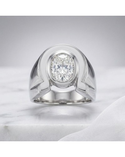 Chevalière homme ou femme en argent rhodié avec pierre centrale ronde claire sertie, style moderne et élégant.