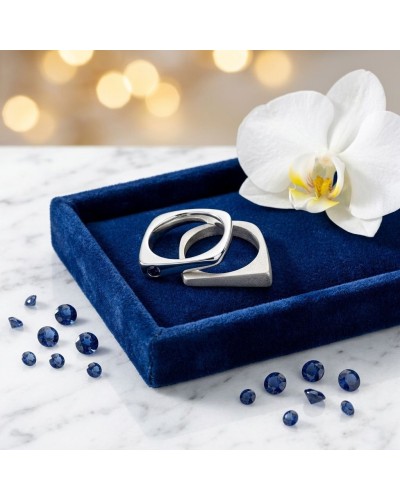 Alliance PYRAMIDE en or sertie d'un saphir bleu - bague moderne sur canapé bleu dans boîte, fleurs orchidée.
