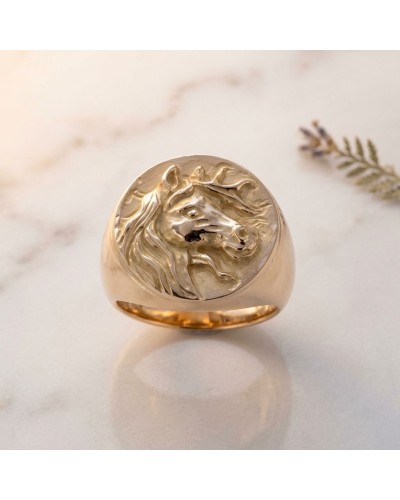 Chevalière style cheval et crinière gravée en argent ou vermeil, cercle bombé et détails sculptés, zeste rayé doré.