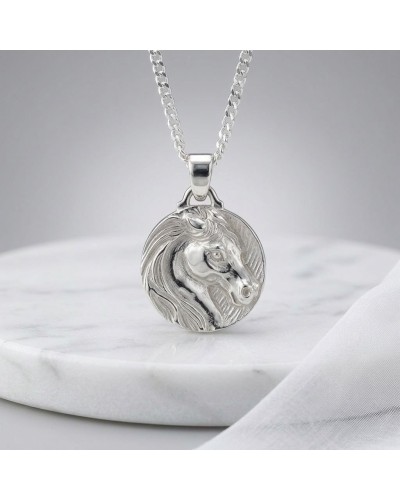 Médaille ronde en argent rhodié avec tête de cheval détaillée sur chaîne appariée, motif chevalier élégant.