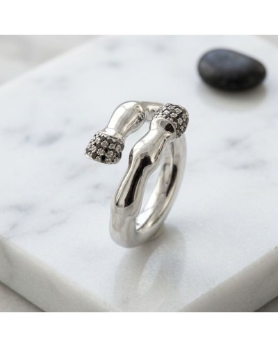 Bague PIAFFER femme en argent rhodié, anneau ouvert avec extrémités ornées de petits oxydes noirs pavés.
