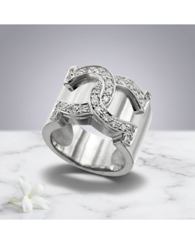 Bague MARECHAL en argent rhodié ornée de 27 oxydes blancs, motif sculpté avec pierres scintillantes.