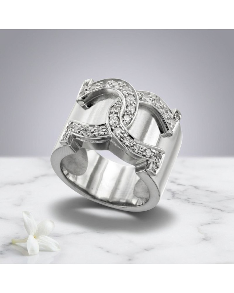 Bague MARECHAL en argent rhodié ornée de 27 oxydes blancs, motif sculpté avec pierres scintillantes.