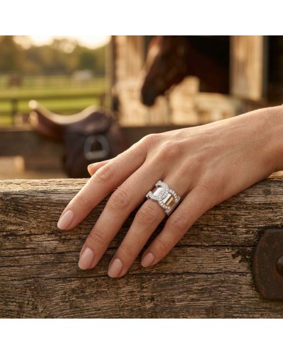Bague MARECHAL en argent rhodié sertie de 27 oxydes blancs, portée sur le doigt d’une main posée sur une tablette en bois.