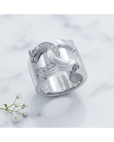 Bague MARECHAL en argent rhodié, sertie de 14 oxydes blancs, design géométrique avec pierres scintillantes.