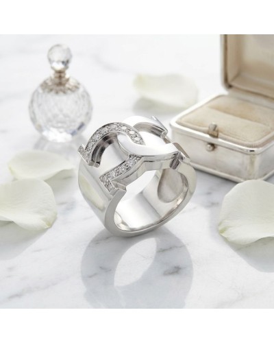 Bague MARECHAL en argent rhodié ornée de 14 oxydes blancs, élégante sur marbre avec boîte à bijoux en arrière-plan.