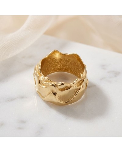 Alliance TEMPETE femme en or: bague dorée au design ondulé et texturé, formant une large rosette sculptée sur un fond lisse.