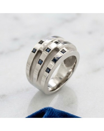 Bague NEW YORK en argent rhodié avec 8 saphirs bleus synthétiques, design moderne à rangées gravées.