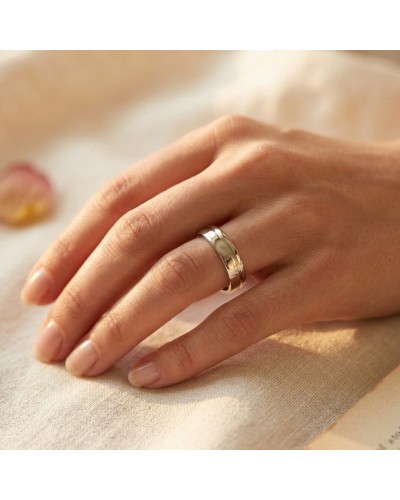 Alliance TRAIT D'UNION pour femme en or: bague dorée portée sur doigt, détail élégant et raffiné.
