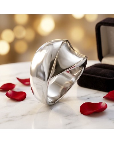 Alliance VRILLE pour femme en or argenté, anillo sculpté lustré posé sur marbre avec pétales rouges et boîte cadeau en arrière-p