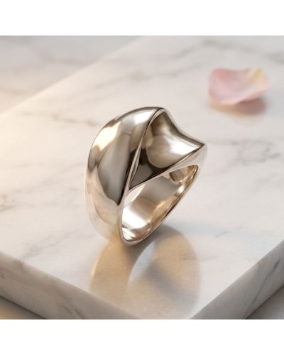 Alliance VRILLE pour femme en or: bague ouverte et sculpturale en métal doré, posée sur socle en marbre.
