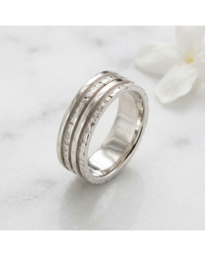 Alliance BARK pour femme en or: bague argentée à anneaux texturés et lisses, design moderne et chic.