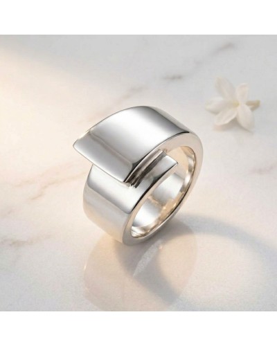 Alliage TOI SUR MOI pour femme en or – bague argentée épaisse et moderne sur fond clair.