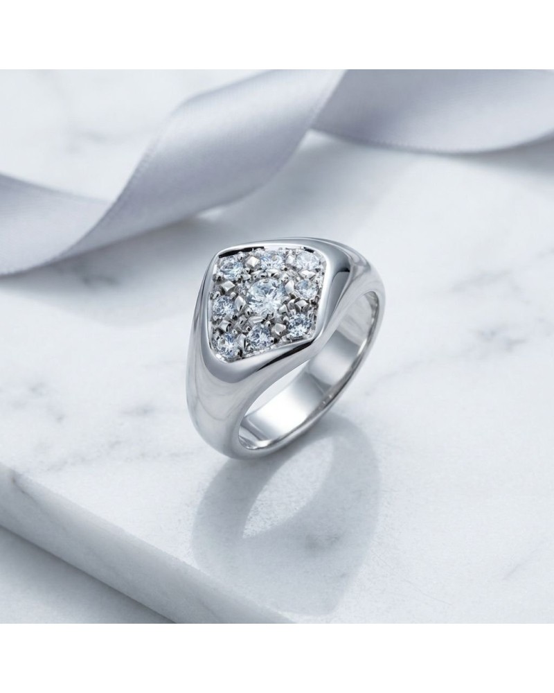 Alliance SAMBA en argent sertie de 9 diamants sur bague moderne brillante, présentée sur marbre blanc.