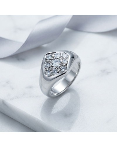 Alliance SAMBA en argent sertie de 9 diamants sur bague moderne brillante, présentée sur marbre blanc.