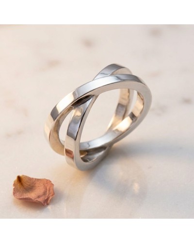 Alliance INSEPARABLE simple pour femme en or: bagues en or argenté s’entrelacent, élégantes et modernes, avec pétale sèche au pr