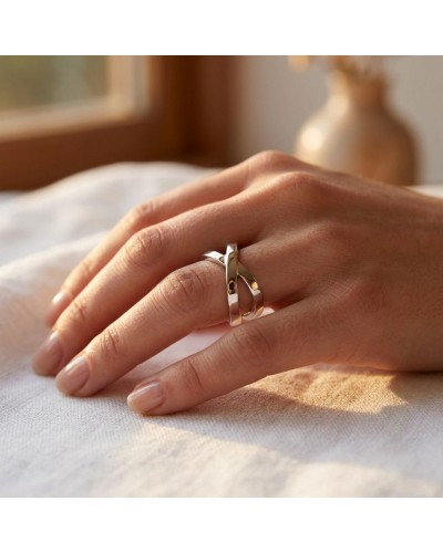 Alliance INSEPARABLE simple pour femme en or: bague argentée dorée à l’intersection, portée sur le doigt.