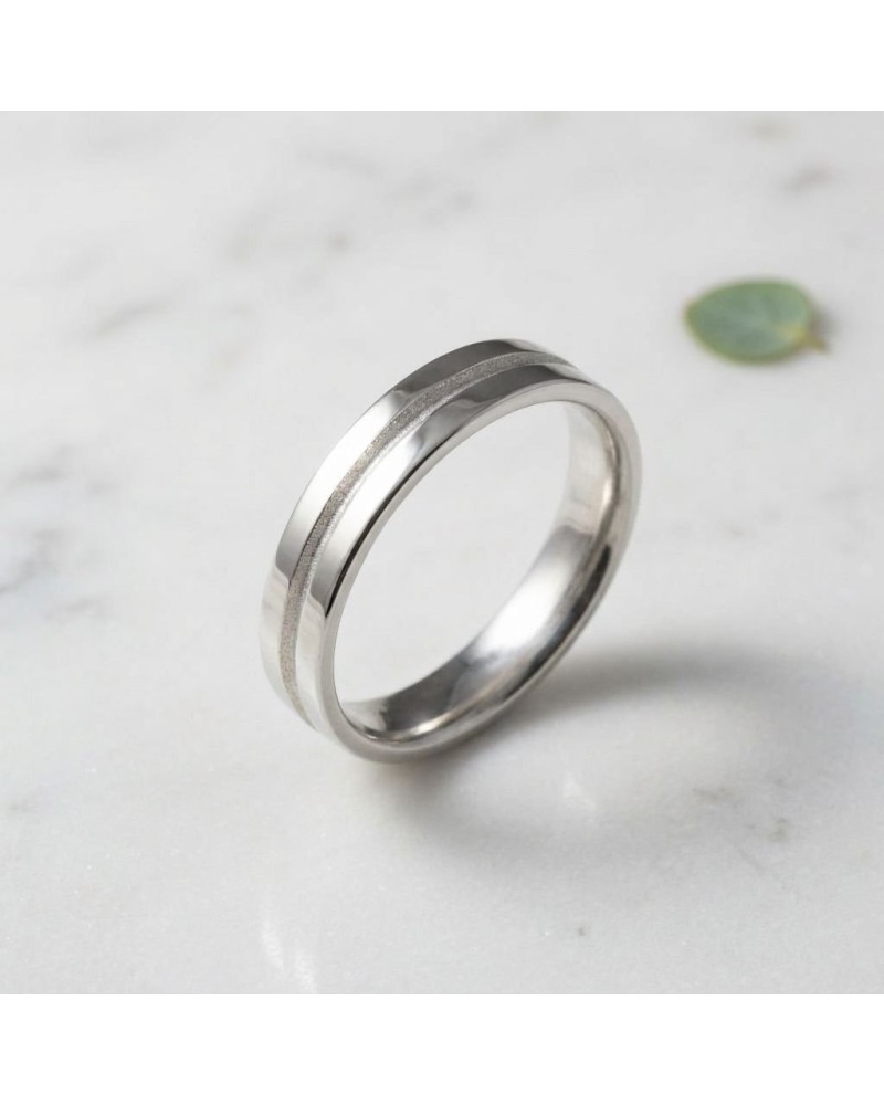 Alliance intérieur sablé pour homme en or – bague argentée moderne avec bande satinée centrale.