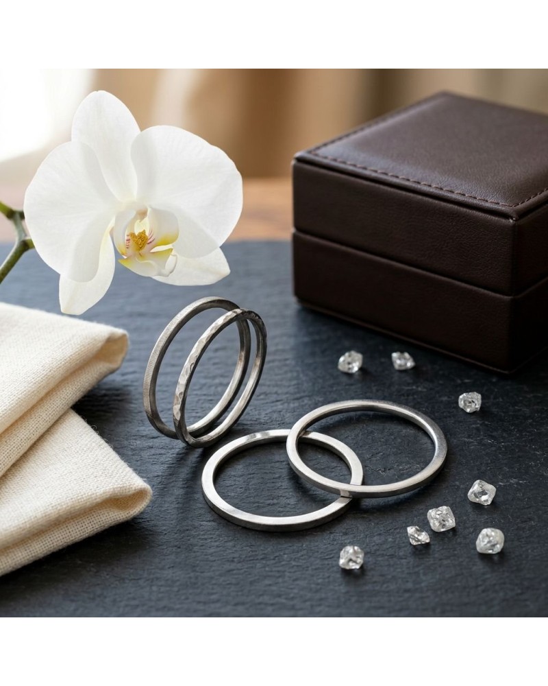 Alliance à effet de matière pour homme en or - anneaux métalliques, boîte en cuir et orchidée blanche, bijoux élégants.