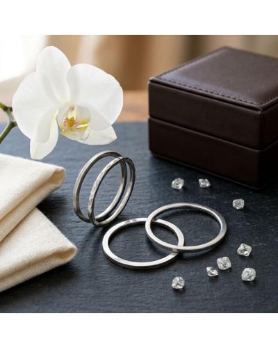 Alliance à effet de matière pour homme en or - anneaux métalliques, boîte en cuir et orchidée blanche, bijoux élégants.