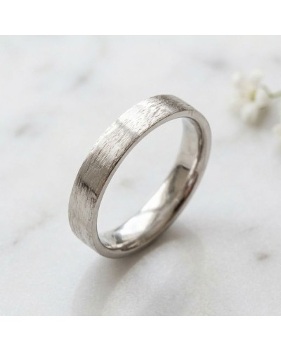 Alliance effet brossé pour femme en or – bague argentée à texture satinée, vue de profil.