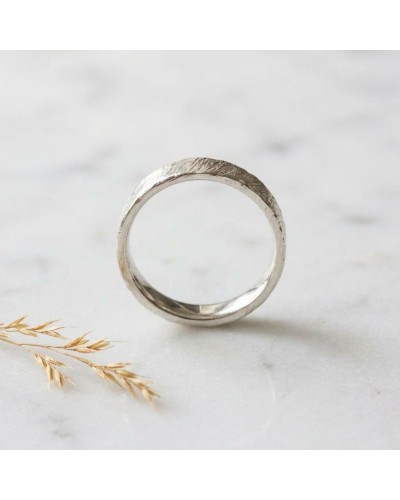 Alliance homme en argent au fini effet crayonné doré, bague simple au motif texturé.