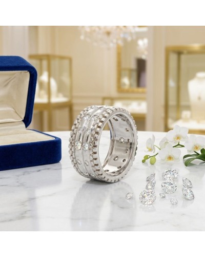 Alliage d'alliance en or sertie de 24 diamants visibles, posé sur une table près d'une boîte bleue et de bijoux scintillants.