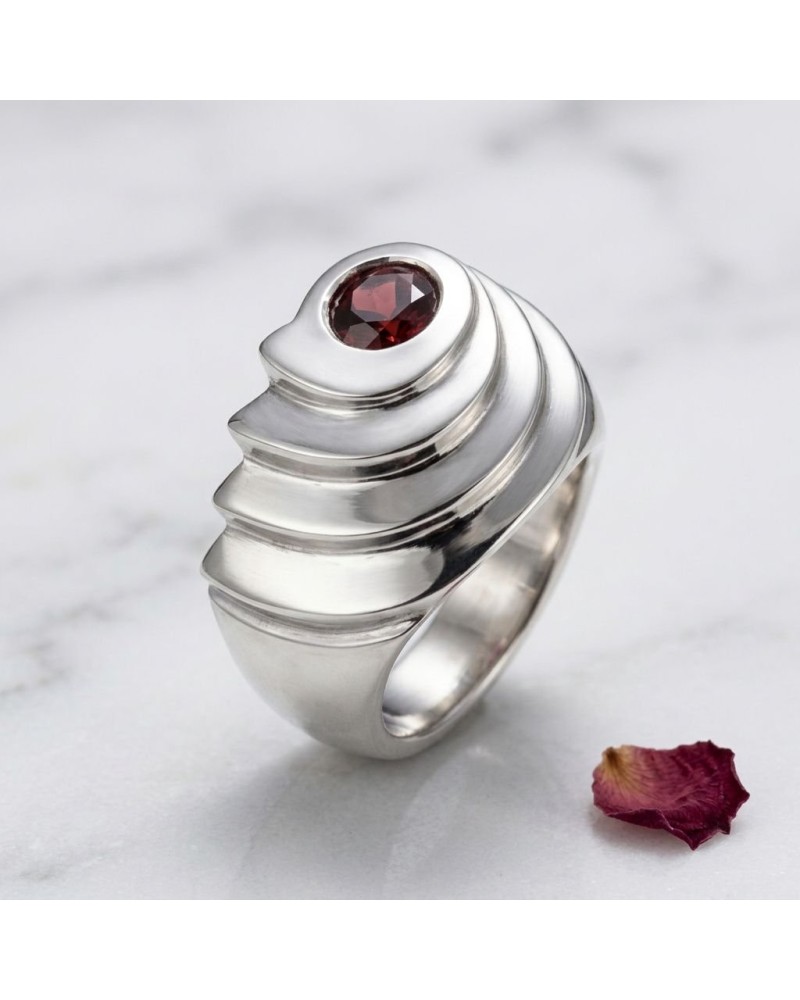 Alliance moderne en argent with a rond garnet pierre rouge, motif spiralé et brillant, bijoux féminin élégant.