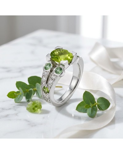Alliance VENUS sur anneau argenté: péridot central à facettes entouré de 6 tourmalines vertes et 16 diamants scintillants.
