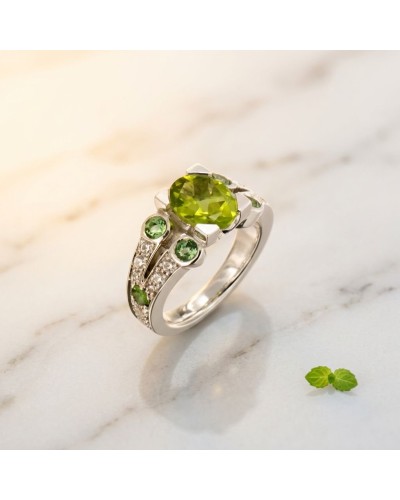 Alliance VENUS en or avec péridot central, entouré de 6 tourmalines vertes et 16 diamants scintillants, surmontée de détails pav