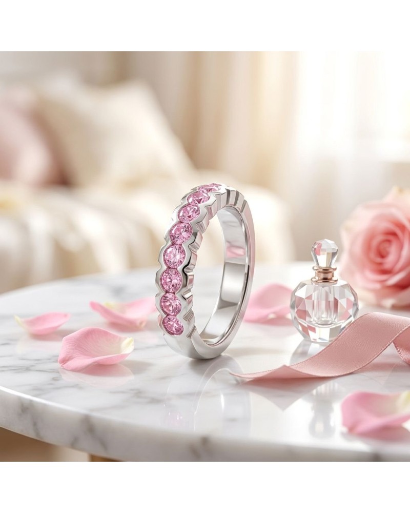 Alliance sertie dans la masse avec neuf saphirs roses synthétiques sur bague en métal argenté, entourée de pétales et d’un flaco