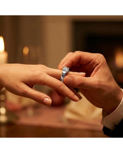 Alliance HASRAT en or serti griffes avec diamant, main tenant doigt de femme recevant la bague