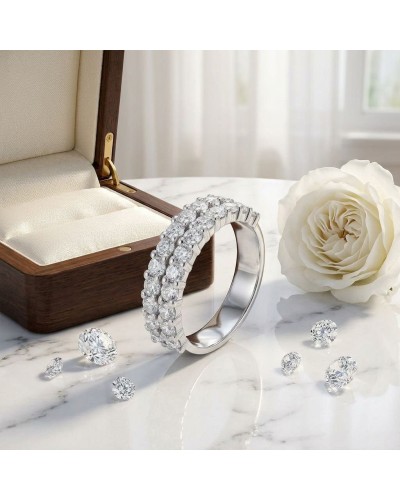 Alliance double rang en or sertie de 24 diamants, bracelet annulé sur table avec bague et rose blanche, boîte en bois ouverte à