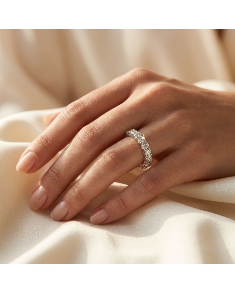 Alliance en or tour complet ornée de 19 diamants sur le doigt, brillant sur fond satin beige.