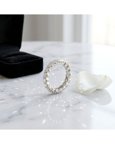 Alliance en or tour complet sertie de 19 diamants, bague solitaire entourée de brillants, élégante sur marbre avec boîte noire e